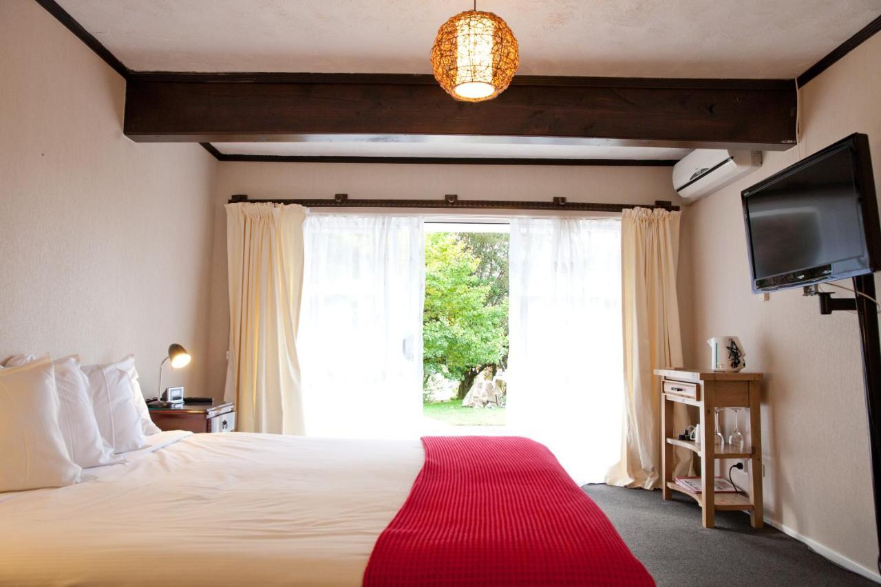 Redwood Lodge Bed And Breakfast Otorohanga Exterior photo